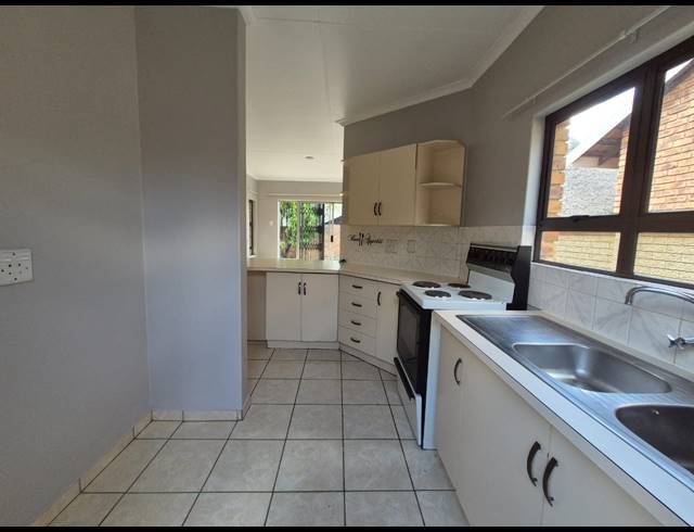 3 BEDROOM TOWNHOUSE FOR SALE IN VANDERBIJLPARK SE 3
